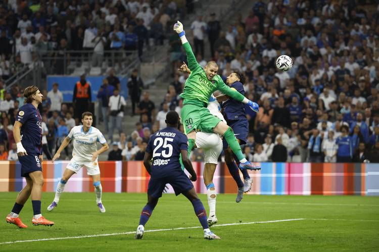 邓加：维尼修斯是足球层面的领袖，而非更衣室领袖（邓加：维尼修斯的领导力体现在比赛中，而非更衣室）