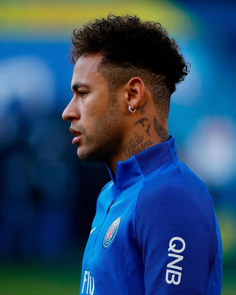 英超球员专访：萨拉赫谈赛季目标,（英超人物对话：萨拉赫畅谈赛季目标）