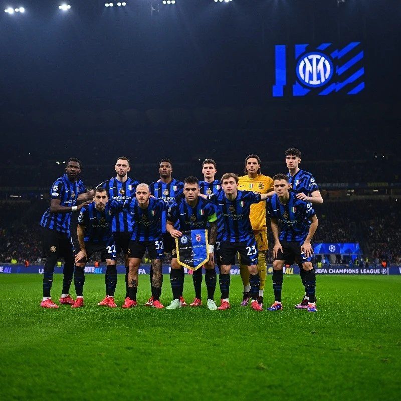 今晚，上海海港门将颜骏凌首发出场，迎来了他代表俱...（今晚，上海海港门将颜骏凌以首发身份出战，迎来其代表俱乐部的重要时刻）