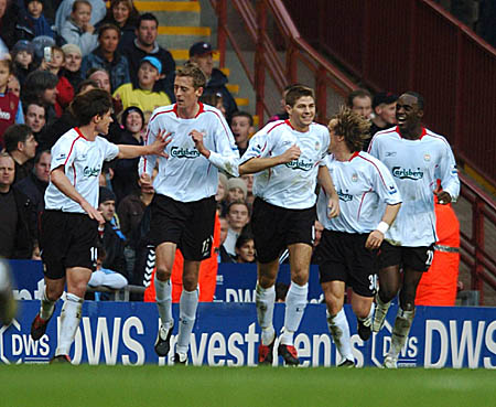 杰伦·约翰逊半场三双创纪录，成道格·里弗斯后首人（杰伦·约翰逊半场砍下三双刷新纪录，成为里弗斯以来第一人）