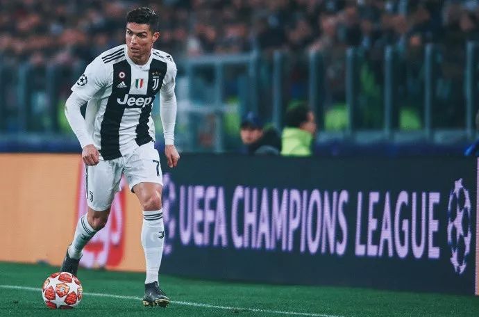 西甲战报：巴雷内切亚半场吊射建功，皇家社会3-1十人奥萨苏纳（西甲战报：巴雷内切亚中场吊射破门，皇家社会3-1力克十人奥萨苏纳）