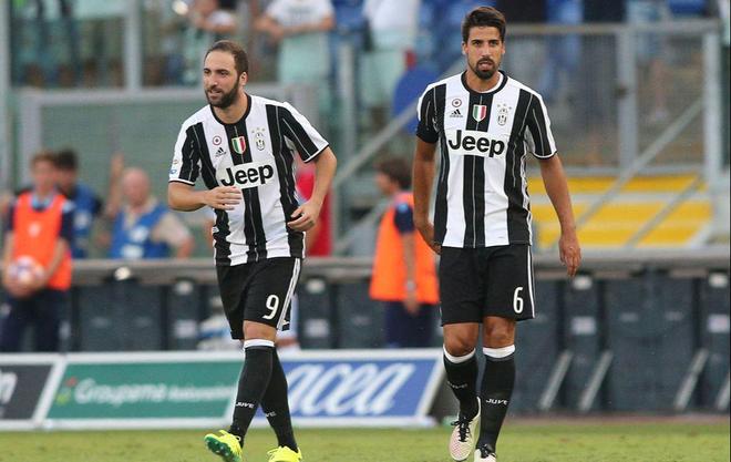 理性追星，新鹏城vs成都赛后有球迷跳下看台与韦世豪合影（理性追星！新鹏城战成都后有球迷翻越看台与韦世豪合影）