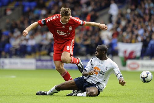 曼联在关键比赛中表现不佳，换人失误导致防守漏洞，边路优势被对手逆转，整体表现令球迷不满。（关键战曼联失色：换人失策致防线出漏洞，边路遭反制，整体表现引发球迷不满）