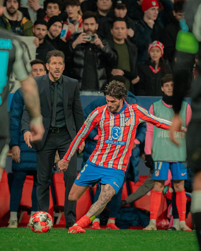 另一个半球的思念，奥斯卡晒出在家观看海港亚冠比赛照片（隔着半球的牵挂：奥斯卡在家晒图看海港亚冠）