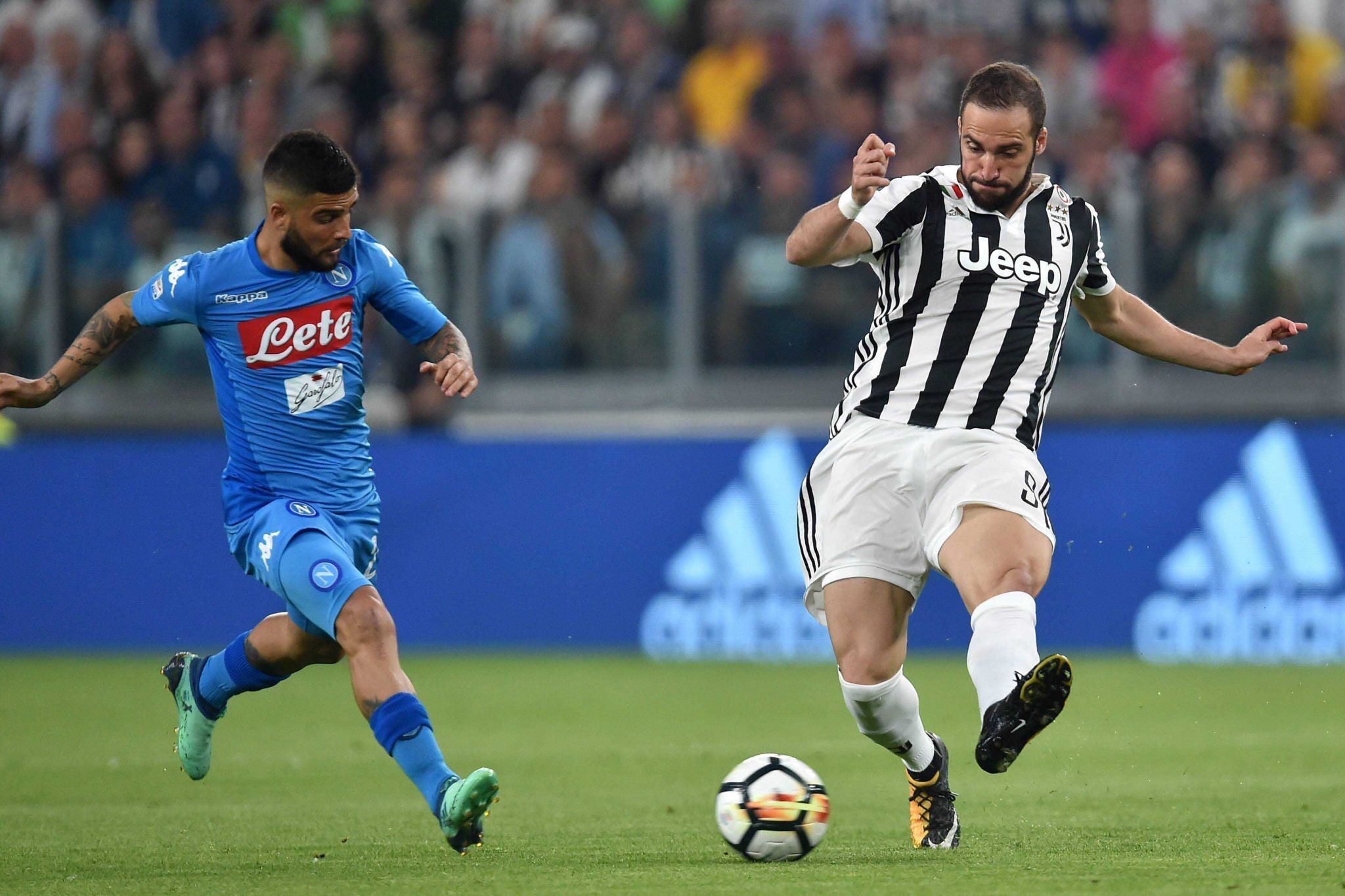 超远三分命中，全队抱头（超远三分轰进，队友齐抱头）