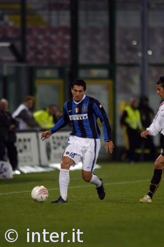 阿德莱德联官方：古德温在场边默默支持着队友们（阿德莱德联官宣：古德温场边观战，低调为队友打气）